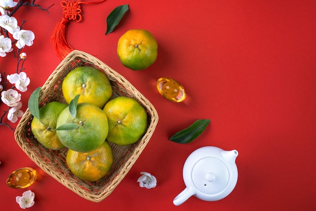 Vue de dessus de la mandarine mandarine mûre fraîche avec des feuilles fraîches.