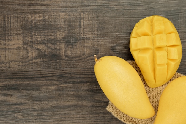 Vue de dessus de mangue fraîche. fond en bois et espace de copie pour ajouter du texte.