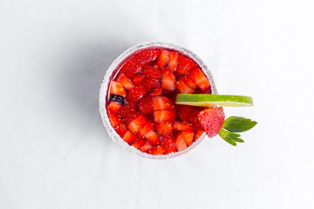 Vue de dessus de la margarita congelée aux fraises et au citron vert Recette de dessert de la Saint-Valentin Jus de fraise