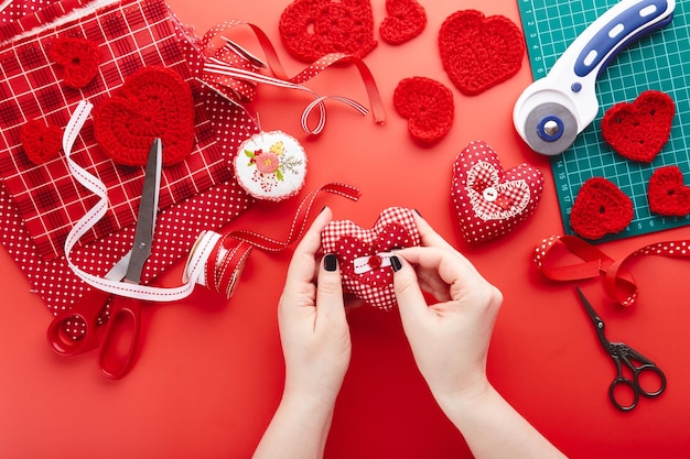 Vue de dessus des matériaux pour la couture et le tricot fond de cadeaux faits à la main pour la saint valentin