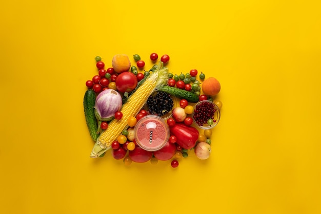 Vue de dessus d'un mélange bio sain de divers fruits et légumes sur des surfaces de couleur