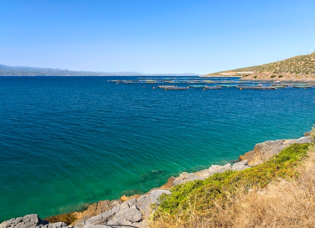 Vue de dessus de la mer Égée et de la station balnéaire grecque de Marmari sur l'île d'Eubée en Grèce par une journée ensoleillée