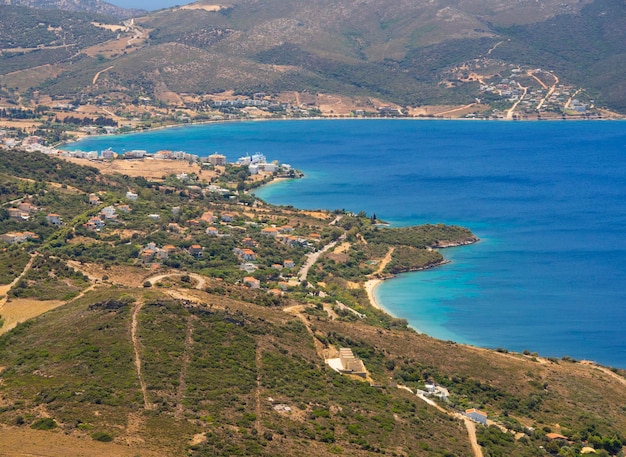 Vue de dessus de la mer Égée et de la station balnéaire grecque de Marmari sur l'île d'Eubée en Grèce par une journée ensoleillée