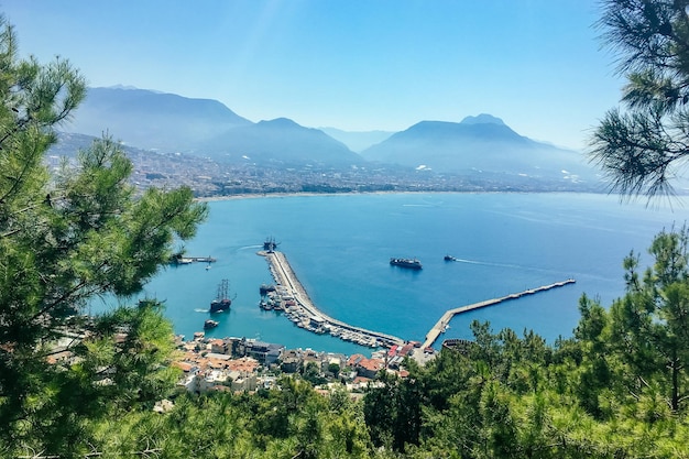 Vue de dessus sur la mer et les jetées d'Alanya.