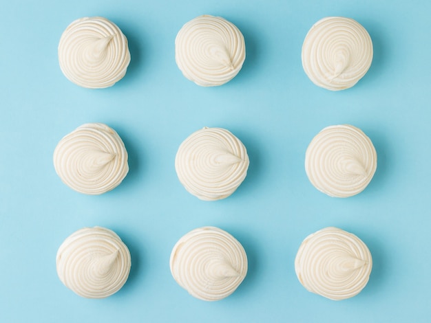 Vue de dessus de la meringue à la vanille fraîche sur une surface bleue