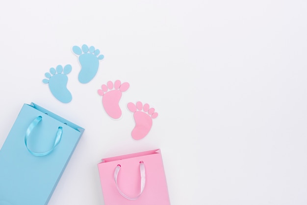 Vue de dessus de mignons petits accessoires bébé avec espace copie