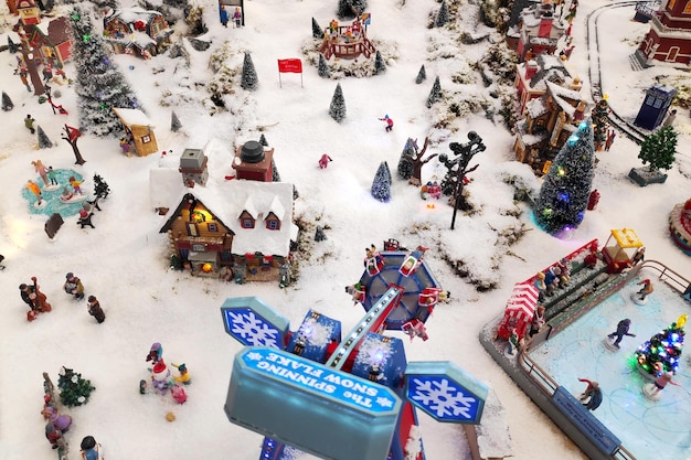 Vue de dessus d'un modèle réduit de village anglais idyllique pendant les vacances de Noël