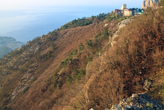 Vue de dessus de la montagne Aj-Petri à l'aube (Crimée, Ukraine)