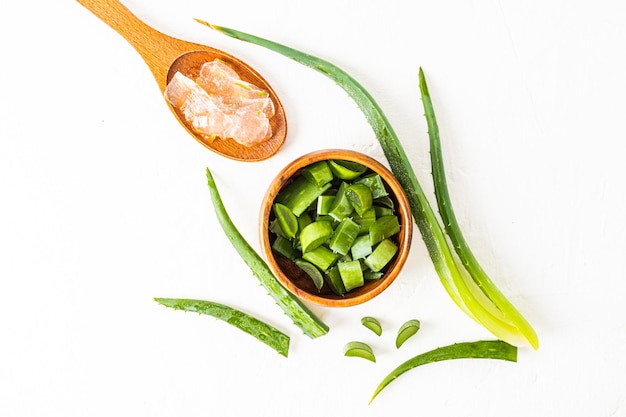 Vue de dessus des morceaux d'aloe vera naturel pour fabriquer du gel bio à la maison produit cosmétique naturel fond blanc