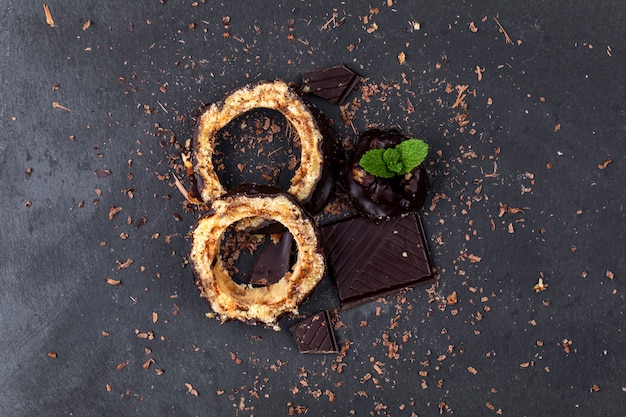 Vue De Dessus Sur Des Morceaux De Gâteau Au Chocolat Et Chocolat à La Menthe Sur Fond Sombre