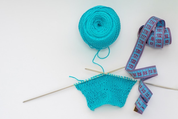 Vue de dessus d'un motif tricoté sur une aiguille à tricoter en fil bleu une bande sur un espace de copie de fond isolé