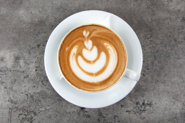 Vue de dessus de la mousse de café au lait chaud