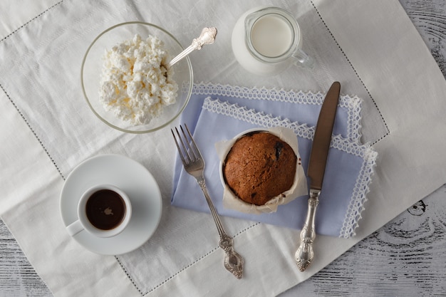 Vue de dessus des muffins avec café sur table en bois