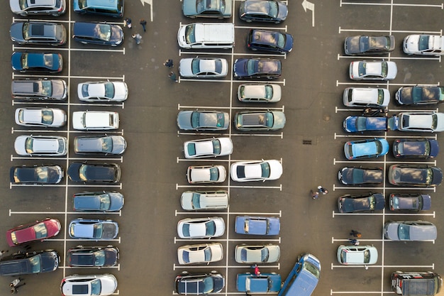 Vue de dessus de nombreuses voitures garées sur un parking.