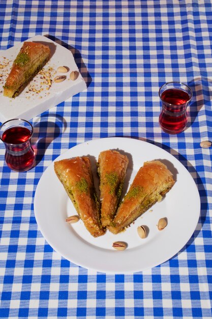 Vue de dessus de la nourriture et des boissons délicieuses