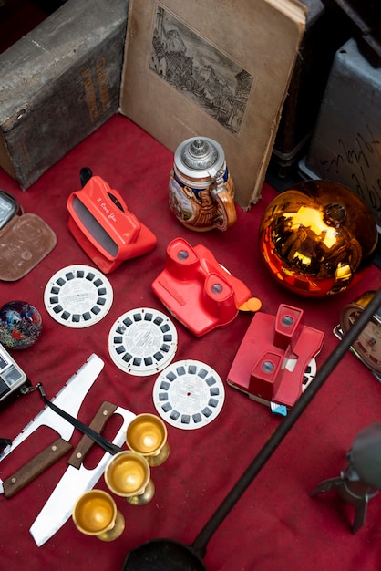 Photo vue de dessus des objets anciens au marché de l'occasion