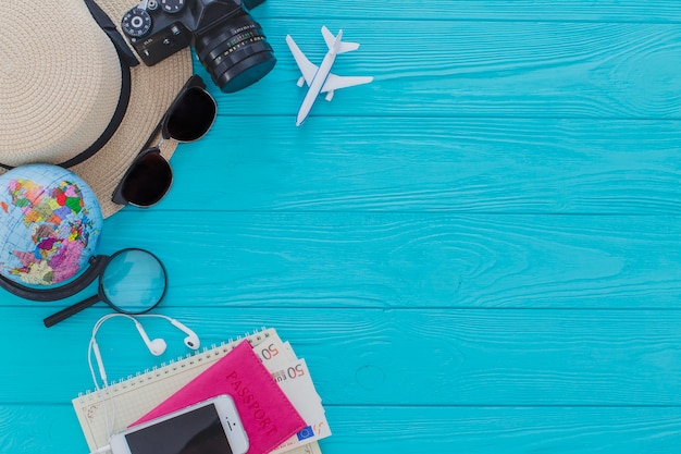 Photo vue de dessus des objets décoratifs d'été sur la surface en bois