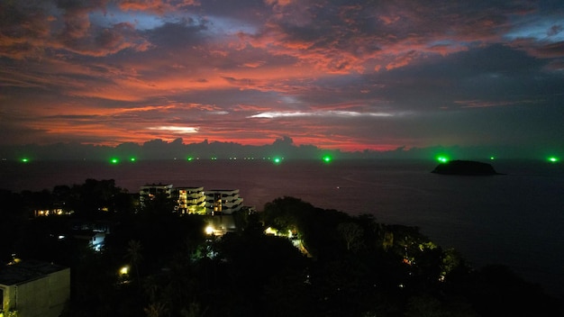 Vue de dessus de l'océan et des nuages au coucher du soleil rouge