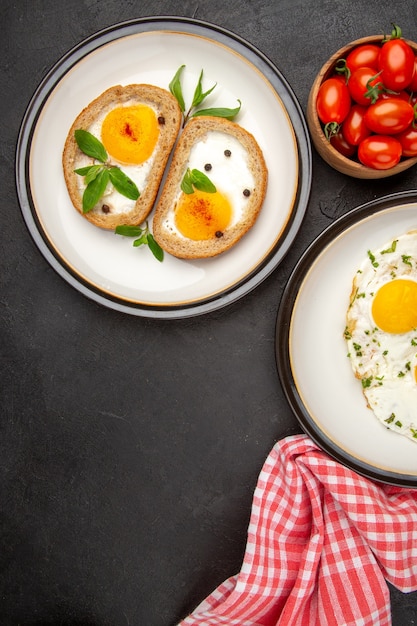 vue de dessus des œufs brouillés avec des toasts et des tomates sur fond sombre pain omelette nourriture petit déjeuner thé repas matin