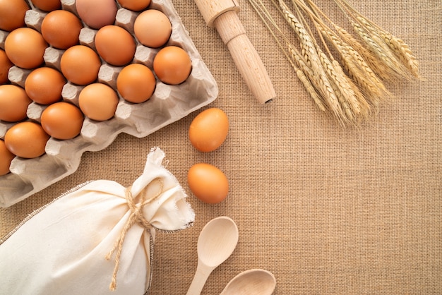 Photo vue de dessus des oeufs avec fournitures et copier-coller