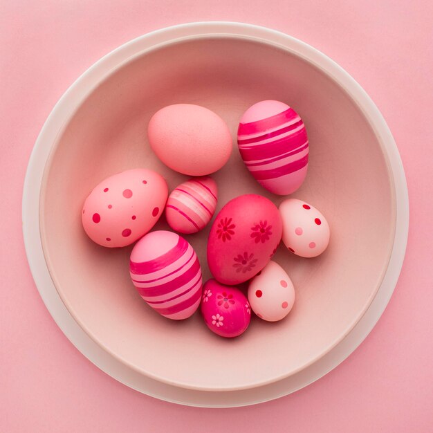 Photo vue de dessus des oeufs de pâques colorés sur plaque