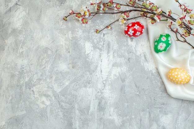 vue de dessus oeufs de pâques colorés surface blanche