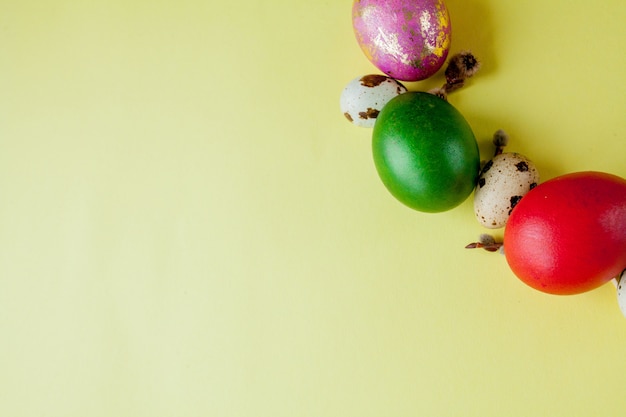 Vue de dessus des oeufs peints Cadre de Pâques en forme de cercle sur fond jaune. Espace copie