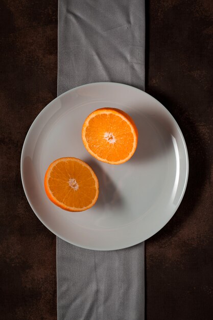 Vue de dessus sur orange en tranches sur une assiette