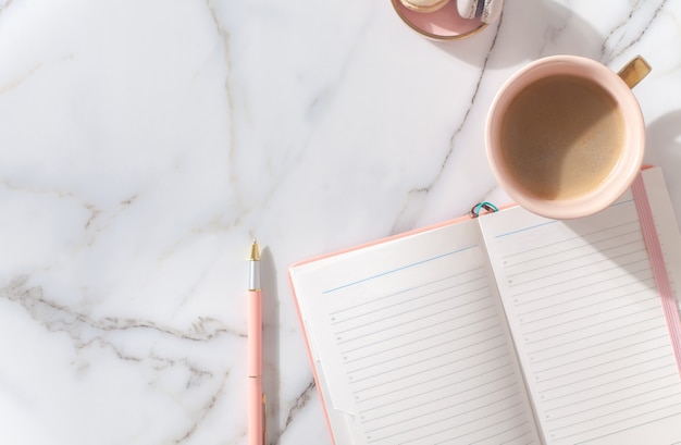 Vue de dessus ordinateur portable à côté de café avec des macarons