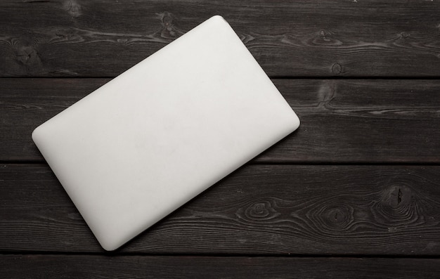 Vue de dessus d'un ordinateur portable moderne sur un bureau en bois