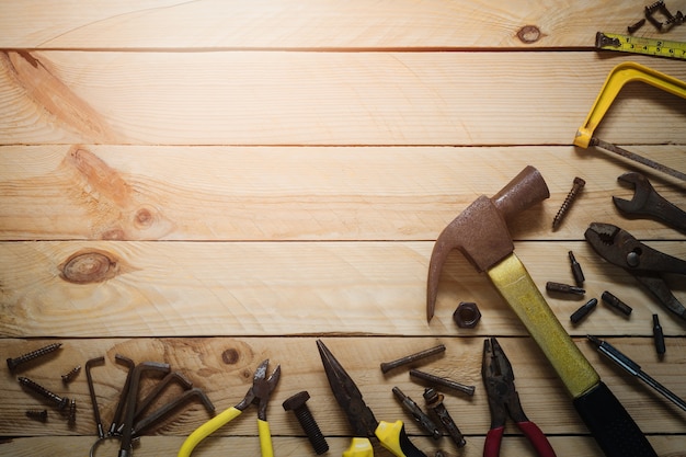 Vue de dessus des outils pratiques rouillés de variété sur fond en bois