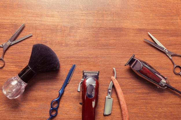 Vue de dessus des outils de salon de coiffure vintage sur fond de bois, vue aérienne à plat