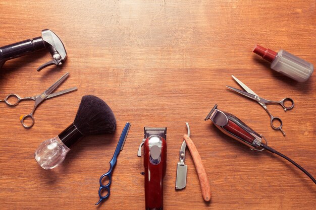 Vue de dessus des outils de salon de coiffure vintage sur fond de bois, vue aérienne à plat