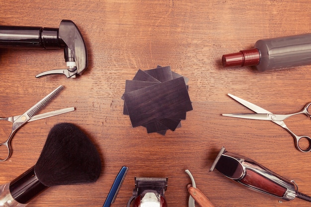 Vue de dessus des outils de salon de coiffure vintage sur fond de bois, vue aérienne à plat