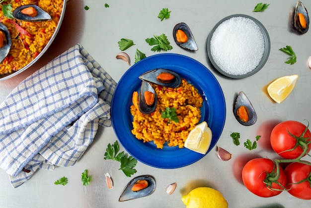 Vue de dessus d'une paella espagnole sur plaque sur table