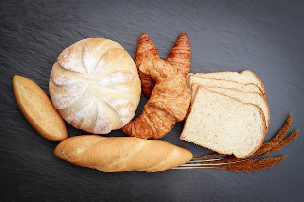 vue de dessus des pains sur une table en marbre pour manger