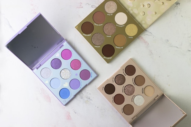 Photo vue de dessus des palettes pour femmes à la mode cosmétiques pour les yeux