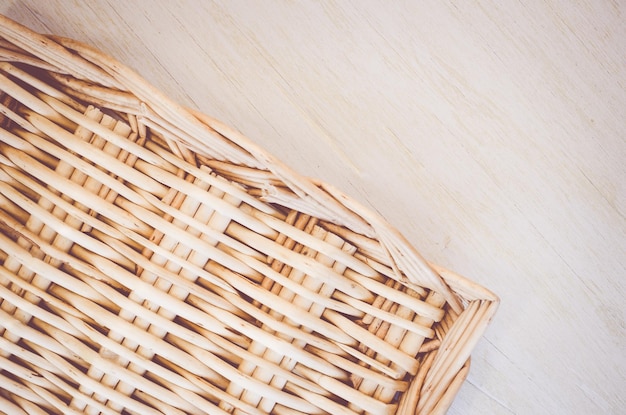 Photo vue de dessus d'un panier tissé sur une surface en bois, espace pour le texte