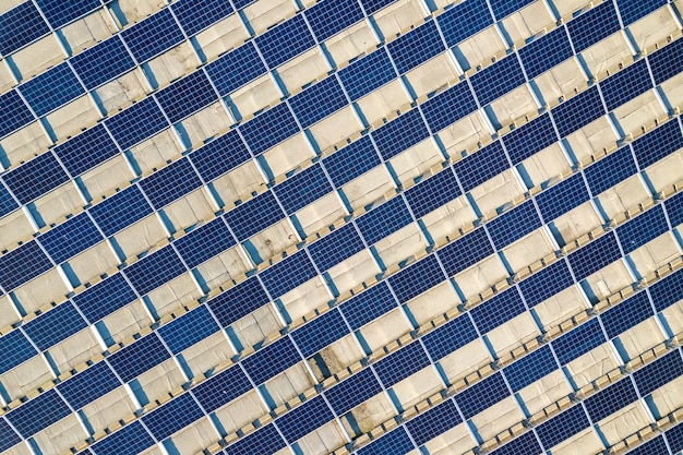 Vue de dessus des panneaux solaires bleus