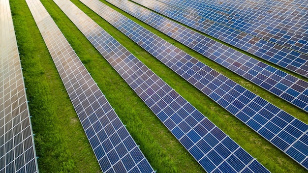 Vue de dessus des panneaux solaires lors d'une journée d'été ensoleillée en Europe