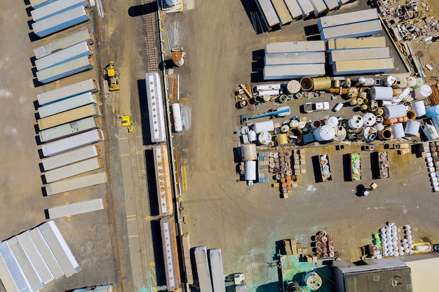 Vue de dessus panoramique du recyclage de ferraille de pièces de métal rouillé avec des tubes métalliques