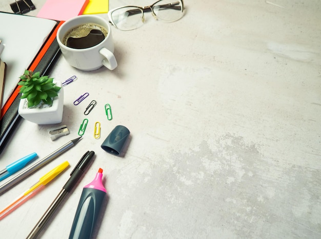 Vue de dessus papier vierge bloc-notes tasse à café verre et stylo Maquette de bureau avec place pour le texte