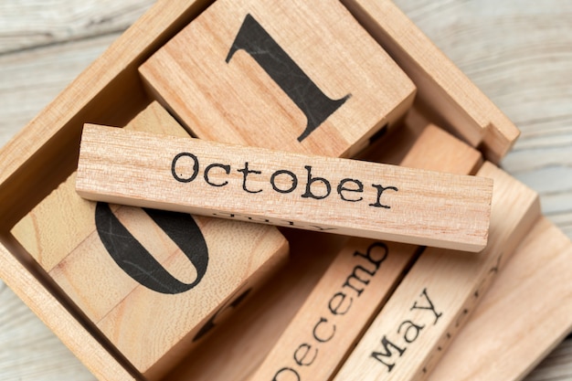 Photo vue de dessus des parties d'un calendrier en bois sur une table en bois sombre