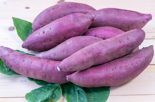 Vue de dessus de la patate douce fraîche gros plan de la patate douce japonaise sur une table en bois dans le jardin