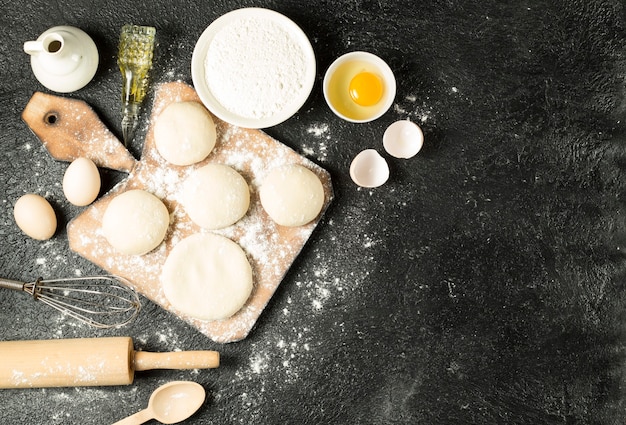 Photo vue de dessus une pâte délicieuse avec des ingrédients sur fond noir