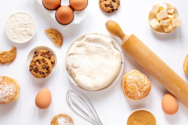 Vue de dessus pâte et délicieux biscuits