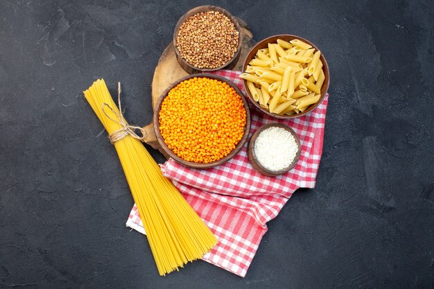 Vue de dessus des pâtes italiennes brutes aux lentilles et au sarrasin sur fond sombre nourriture dîner repas cuisine cuisine obscurité pâtes lentilles couleur pâte