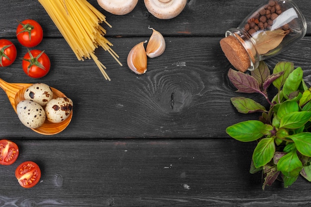 Vue de dessus des pâtes italiennes crues avec des ingrédients