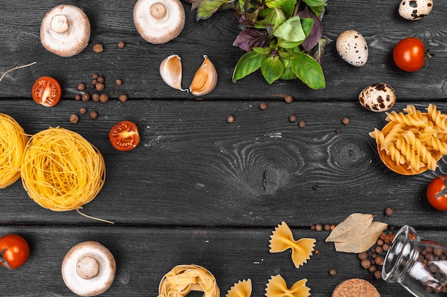 Vue de dessus de pâtes italiennes crues