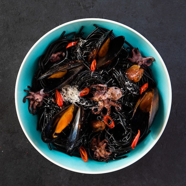 Vue de dessus des pâtes noires méditerranéennes aux fruits de mer